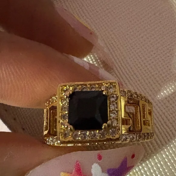 Elegant Gold Ring with Black Gemstone - Picture 15 of 15